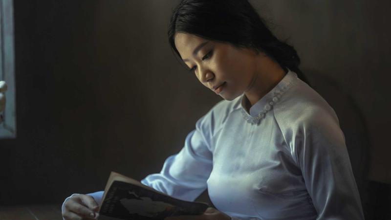 97彩世界团队在充满活力的创意空间里共同工作，背景是色彩斑斓的互动墙